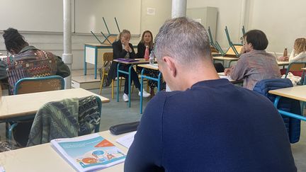 Des professeurs des écoles contractuels suivent une journée de formation le 30 août 2023, au lycée Jacques-Decour, à Paris. (LUCIE BEAUGE / FRANCEINFO)