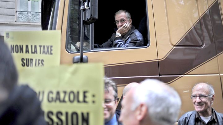 Manifestation de transporteurs routiers devant la pr&eacute;fecture de Lyon (Rh&ocirc;ne), en juin 2008, contre la hausse des taxes sur le gazole. (FRED DUFOUR / AFP)