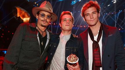 Johnny Depp pose avec les acteurs Josh Hutcherson et Sam Claflin, vainqueurs des MTV Movie awards 2014 pour "Hunger Games - L'embrasement"
 (CHRISTOPHER POLK)