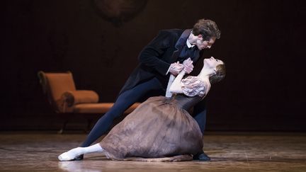 Mathieu Ganio et Ludmila Pagliero dans "Onéguine" de John Cranko
 (Julien Benhamou/Opéra national de Paris)