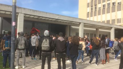 Des étudiants lors d'un blocage de l'université de Nanterre en avril 2018.&nbsp; (DAVID LIVOIS / MAXPPP)