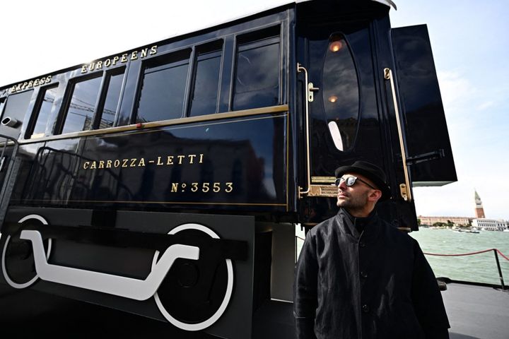 L'artiste français JR, en marge de la Biennale de Venise, le 18 avril 2024. (GABRIEL BOUYS / AFP)