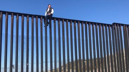 Le député mexicain Braulio Guerra, le 2 mars 2017, près de Tijuana, à la frontière entre le Mexique et la Californie (Etats-Unis). (BRAULIO GUERRA VIA STORYFUL)