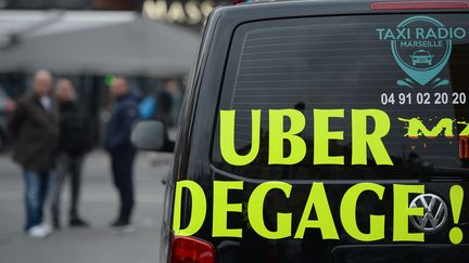 Un taxi manifeste contre les VTC à Marseille (Bouches-du-Rhône), mercredi 27 janvier 2016. (BORIS HORVAT / AFP)