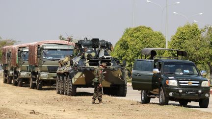 Des véhicules militaires et des soldats montent la garde sur une route à Naypyitaw, au Myanmar, le 3 février 2021. (MAUNG LONLAN / EPA)