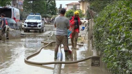 Eurozapping : la France au secours de l'Italie, les professeurs roumains en grève (franceinfo)