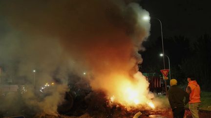 Les agriculteurs du syndicat de la Coordination rurale poursuivent leur mobilisation un peu partout en France, alors que le gouvernement dénonce des actions illégitimes. (France 2)