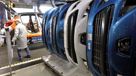 Des Peugeot 208 dans l'usine PSA de Poissy (Yvelynes), le 27 janvier 2012. (THOMAS SAMSON / AFP)