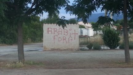 &nbsp; (Des tags racistes près de l'école de Prunelli di Fiumorbu © Radio France/Arbona)