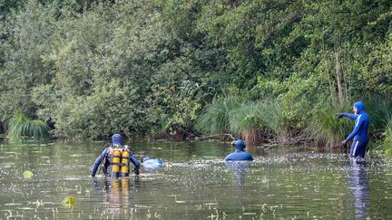 Des plongeurs dépêchés dans le cadre des recherches pour retrouver une jeune femme disparue, le 28 septembre 2020 à Villefontaine (Isère). (MAXPPP)