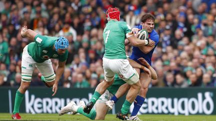 Le demi de mêlée et capitaine français, Antoine Dupont, tente de transpercer la défense irlandaise mais se heurte au troisième ligne Josh van der Flier, lors de Irlande-France, le 11 février 2023. (PETER MORRISON / AP)