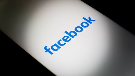 Le logo du réseau social Facebook, réseau social qui appartient à l'entreprise américaine Meta. (NIKOLAS KOKOVLIS / NURPHOTO / AFP)