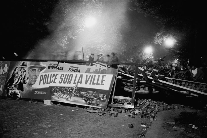 Des étudiants tiennent une barricade, boulevard Saint-Michel à Paris, dans la nuit du 10 au 11 mai 1968. (SIPA)