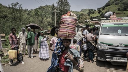 Des civils fuyant les violences après des affrotements entre les soldats de l'armée fédérale éthiopienne et les rebelles du Front de libération du peuple du Tigré (TPLF), à Zarima, en Ethiopie,&nbsp;le 16 septembre 2021.&nbsp;
 (AMANUEL SILESHI / AFP)