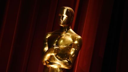 Une statuette des Oscars, lors de l'annonce des nominations pour l'édition 2016, le 14 janvier à Beverly Hills. (MARK RALSTON / AFP)