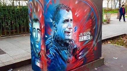 L'artiste C215 a réalisé une fresque, le 4 janvier 2016, en hommage à Ahmed Merabet, policier assassiné par les frères Kouachi après la tuerie de "Charlie Hebdo". (C215)