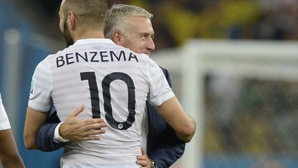 Didier Deschamps et Karim Benzema lors de la Coupe du monde 2014 au Brésil. (FRANCK FIFE / AFP)