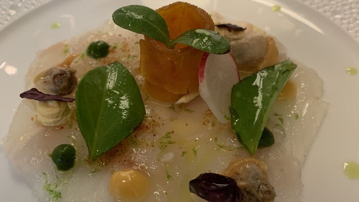 Un plat signature d'Andréas Mavrommatis à Paris, seul restaurant grec étoilé en France : tartare de saint-jacques, palourdes, poutargue et feuilles d'huîtres. (BERNARD THOMASSON / FRANCEINFO)