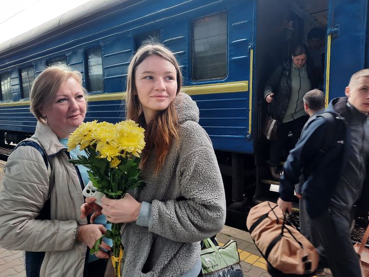 Victoria (à droite), retrouve sa mère Ludmilla (à gauche), à Kiev, après plus de deux mois d'exil dans la région&nbsp;d’Ivano-Frankivsk, dans l'Ouest de l'Ukraine. (AGATHE MAHUET / RADIO FRANCE)