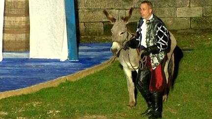 Marc Simon de la Compagnie l'Odyssée est "Jean d'Arc, le frère caché de sa soeur".
 (France 3)