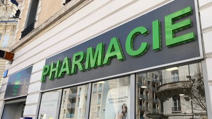 Une pharmacie à Pau (Pyrénées-Atlantiques) le 23 mars 2022. Photo d'illustration (FLORENT VAUTIER / FRANCE BLEU BEARN / RADIOFRANCE)