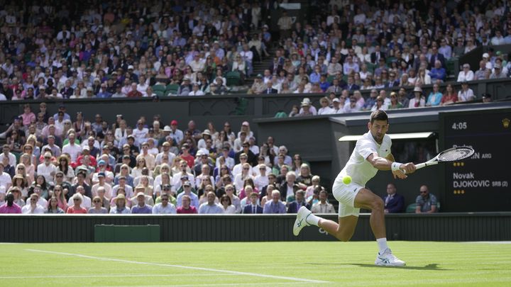 Le Serbe Novak Djokovic lors de son premier tour à Wimbledon, opposé à l'Argentin Pedro Cachin, le lundi 3 juillet 2023, sur le Center court. (KIN CHEUNG / AP)