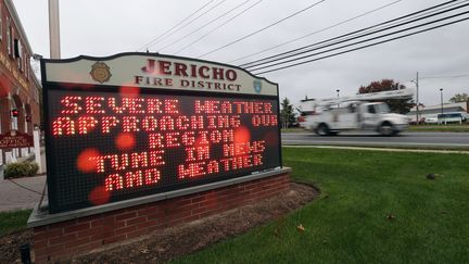 Les pompiers de Jericho, dans l'Etat de New York (Etats-Unis), diffusent des messages d'alerte, le 28 octobre 2012, &agrave; l'approche de l'ouragan Sandy. (BRUCE BENNETT / GETTY IMAGES NORTH AMERICA / AFP)