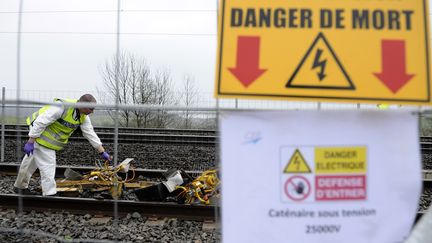 Des gendarmes enqu&ecirc;tent aux abords de la voie ferr&eacute;e priv&eacute;e o&ugrave; trois employ&eacute;s d'Alstom sont morts fauch&eacute;s par un train, le 1er d&eacute;cembre 2011 &agrave; Willeroncourt (Meuse). (JEAN-CHRISTOPHE VERHAEGEN / AFP)