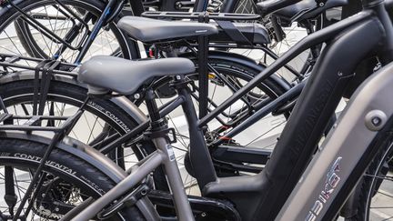 Des vélos électriques exposés à Bruxelles, le 26 mars 2022. (JEAN-MARC QUINET / MAXPPP)