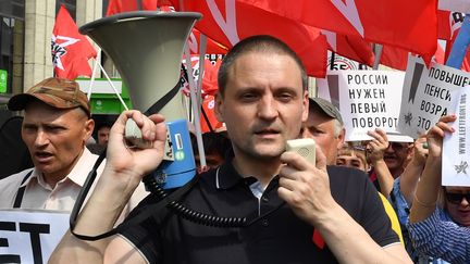 Sergeï Oudaltsov lors d'une manifestation contre la réforme des retraites à Moscou (Russie), le 28 juillet 2018. (MIKHAIL VOSKRESENSKIY / SPUTNIK)