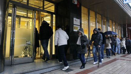 Des Espagnols font la queue devant une agence pour l'emploi &agrave; Burgos (Espagne), le 27 janvier 2012. (CESAR MANSO / AFP)