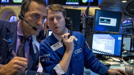 Des traders &agrave; la Bourse de New York (Etats-Unis), le 15 octobre 2014. ( BRENDAN MCDERMID / REUTERS)