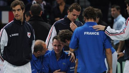 Mchaël Llodra consolé par ses partenaires de l'équipe de France