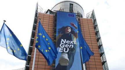 Une affiche vantant le&nbsp;plan de relance européen&nbsp;sur la façade du&nbsp;siège de la Comission européenne à Bruxelles (Belgique), le 11 mai 2021. (DURSUN AYDEMIR / ANADOLU AGENCY / AFP)