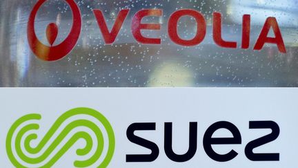 Les logos de Veolia et Suez en France, en septembre 2020 et en février 2015. (KENZO TRIBOUILLARD / AFP)