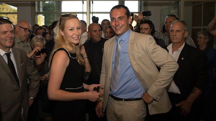 Marion Mar&eacute;chal-Le Pen f&eacute;licite le maire FN du Pontet (Vaucluse) apr&egrave;s sa r&eacute;&eacute;lection, le 31 mai 2015. (BERTRAND LANGLOIS / AFP)