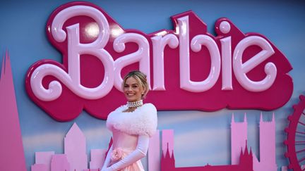 L'actrice australienne Margot Robbie pose lors d'une avant-première du film "Barbie", le 15 août 2023 à Londres (Royaume-Uni). (JUSTIN TALLIS / AFP)