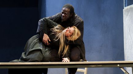   Bakary Sangaré (Othello) et Elsa Lepoivre (Desdémone)
 (Brigitte Enguérand )