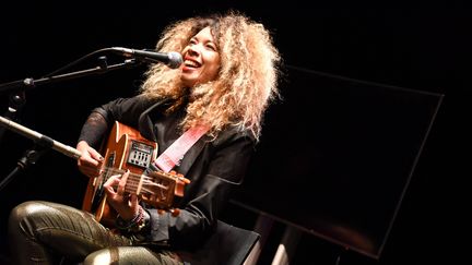 L'artiste brésilienne Flavia Coelho présente à cette édition du festival Les Suds à Arles, ici le 16 février 2018. (JEAN-LUC FLEMAL / BELGA MAG)