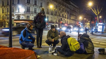 Des benevoles de l'association Action Froid discutent avec des sans abri lors d'une maraude à Paris le 21 janvier 2017. (/NCY / MAXPPP)