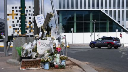 Des messages et des fleurs déposés près de l'endroit où Nahel, 17 ans, a été tué par le tir d'un policier, le 5 juillet 2023 à Nanterre (Hauts-de-Seine). (ZAKARIA ABDELKAFI / AFP)