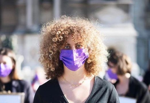 Léna, militante pour l'association #NousToutes lors d'une manifestation à Paris, le&nbsp;16 octobre 2021. (FIORA GARENZI / HANS LUCAS VIA AFP)