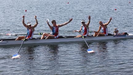 Le quatre de pointe avec barreur français composé de la barreuse Emilie Acquistapace, Margot Boulet, Grégoire Bireau, Rémy Taranto, et de Candyce Chafa célèbre sa médaille de bronze lors des Jeux paralympiques de Paris, le 1er septembre 2024 (LP / JEAN-BAPTISTE QUENTIN / MAXPPP)