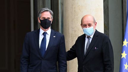 Le secrétaire d'Etat américain, Anthony Blinken, et le ministre des Affaires étrangères français, Jean-Yves Le Drian, le 25 juin 2021 à l'Elysée, à Paris. (MUSTAFA YALCIN / ANADOLU AGENCY / AFP)