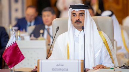 L'émir du Qatar, cheikh Tamim ben Hamad al-Thani, lors d'une réunion d'urgence de la Ligue arabe et de l'Organisation de la coopération islamique à Riyad (Arabie saoudite), le 11 novembre 2023. (SAUDI PRESS AGENCY / AFP)