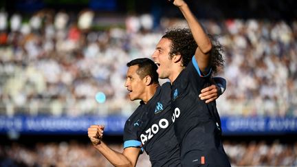 Alexis Sanchez et Matteo Guendouzi célèbrent le but du Chilien lors du match Auxerre-Marseille, samedi 3 septembre 2022.&nbsp; (FRANCK FIFE / AFP)