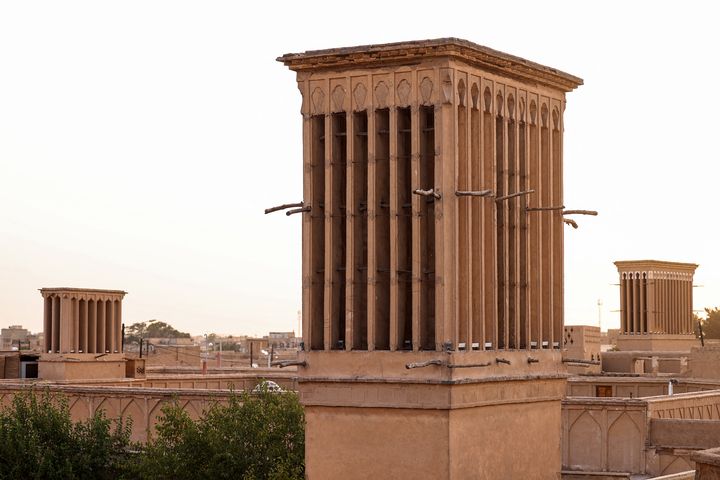 Les "attrape-vent' de la ville de Yazd en Iran, le 3 juillet 2023. (ATTA KENARE / AFP)