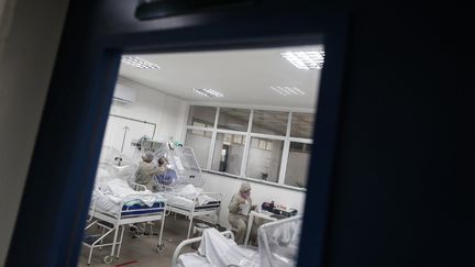 Dans un hôpital à Manaus (Brésil), le 8 juin 2020. (MICHAEL DANTAS / AFP)