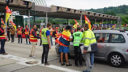 Les cheminots ont mené une opération "péage gratuit" mercredi 9 mai sur l'autoroute A7, au péage de Vienne-Reventin. (MAXPPP)