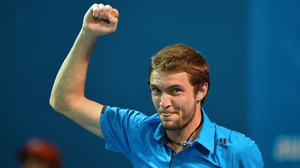 Gilles Simon c&eacute;l&egrave;bre sa victoire contre l'Allemand Daniel Brands, le 14 janvier 2014, &agrave; l'Open d'Australie, &agrave; Melbourne. (PAUL CROCK / AFP)